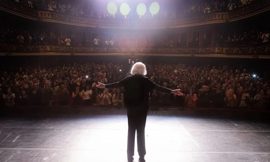 Fernanda Montenegro é aplaudida de pé na pré-estreia do filme “Vitória” em SP