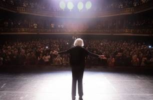 Fernanda Montenegro é aplaudida de pé na pré-estreia do filme “Vitória” em SP (Foto: Reprodução) Fernanda Montenegro é aplaudida de pé na pré-estreia do filme “Vitória” em SP (Foto: Reprodução)