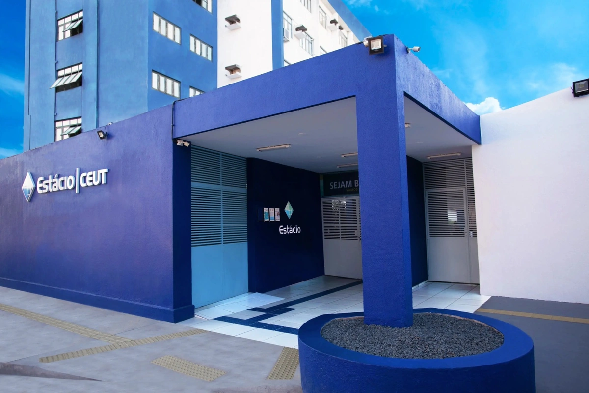 Formandos da Faculdade Estácio se revoltam com colação de grau via mensagem