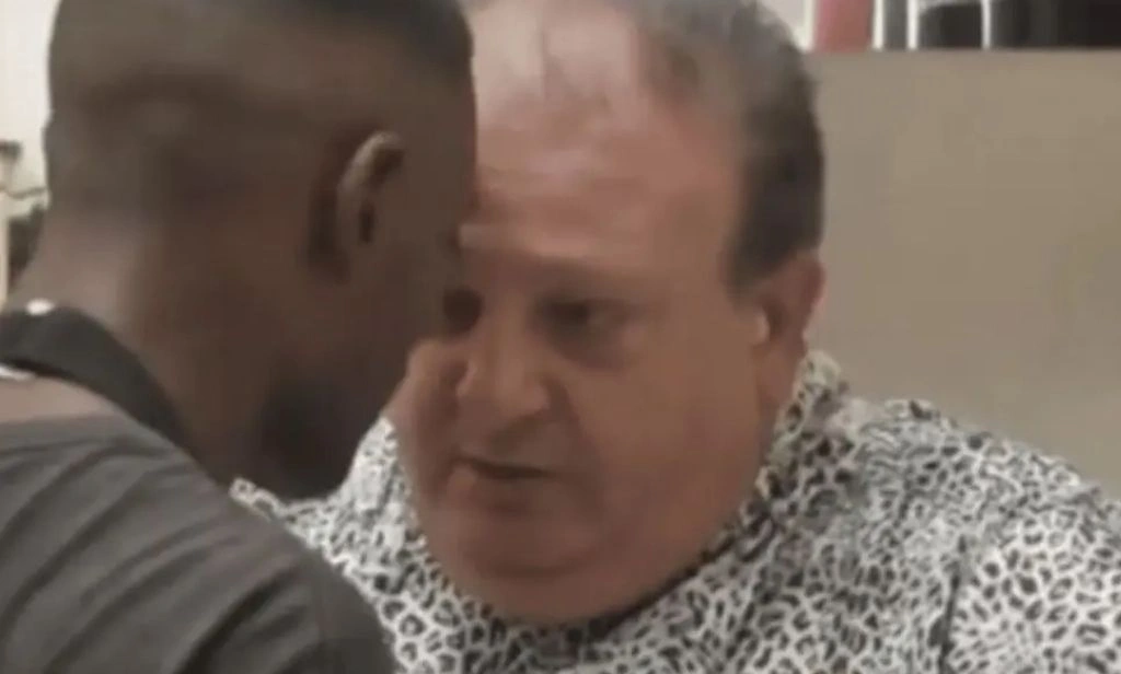 Garçom tenta agredir Érick Jacquin em reality e deixa público chocado