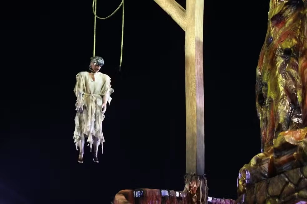 'Homem Enforcado' no carro abre-alas da Tatuapé assusta público no Anhembi