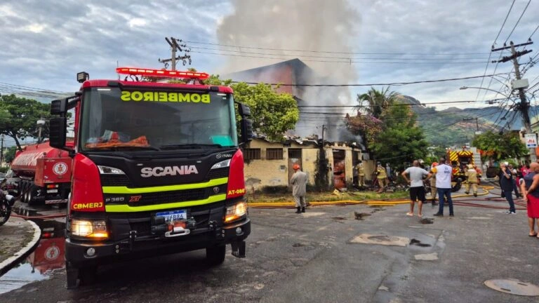 Incêndio no Rio expõe os perigos da acumulação compulsiva