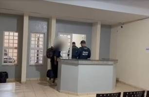 Jogador rouba televisão após rebaixamento no Mato Grosso do Sul (Foto: Reprodução) Jogador rouba televisão após rebaixamento no Mato Grosso do Sul (Foto: Reprodução)