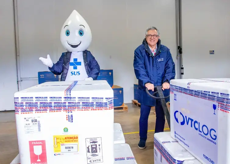 Ministro da Saúde, Alexandre Padilha, em recepção de vacinas contra influenza