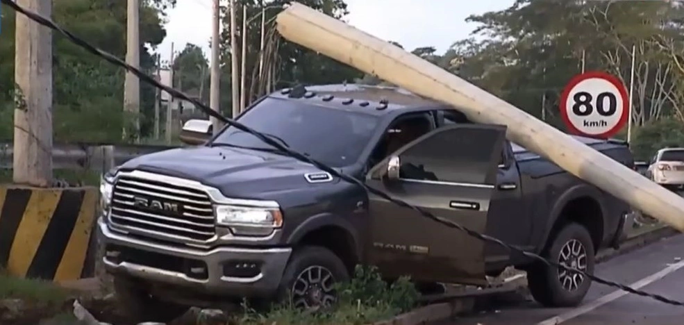 Motorista de RAM perde o controle da direção e derruba poste na BR-343