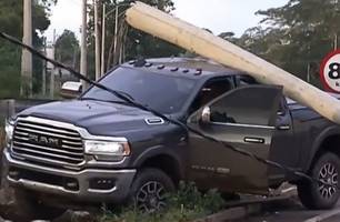 Motorista de RAM perde o controle da direção e derruba poste na BR-343 (Foto: Reprodução TV Meio)