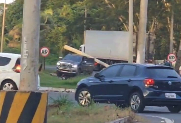 Motorista de RAM perde o controle da direção e derruba poste na BR-343