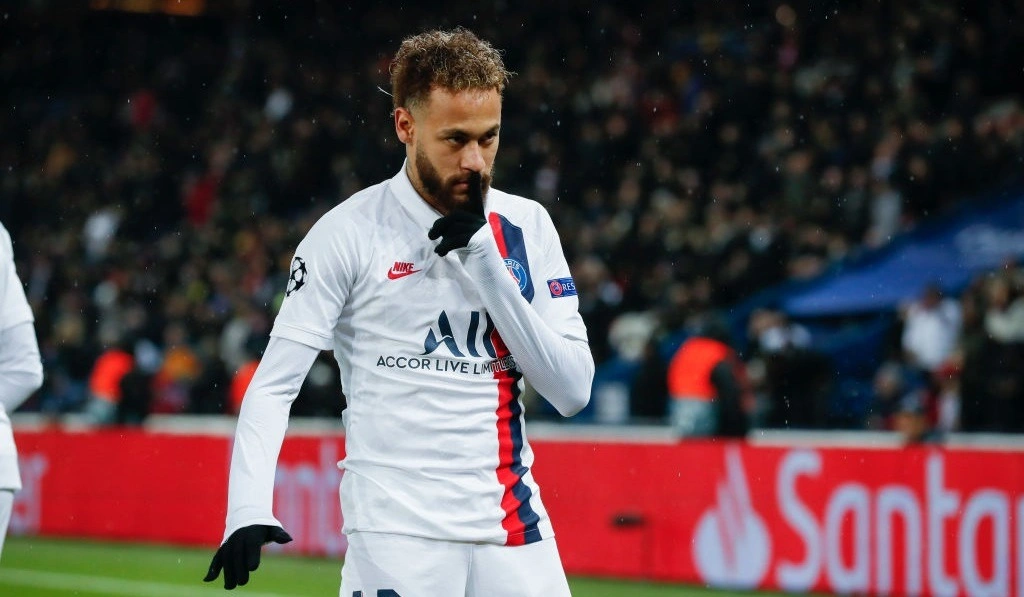 Neymar transou com duas mulheres durante noitada em SP, diz modelo