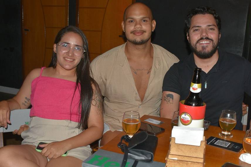 Noite de karaokê no Roots Rock Pub reúne jovens na zona Leste de Teresina Noite de karaokê no Roots Rock Pub reúne jovens na zona Leste de Teresina