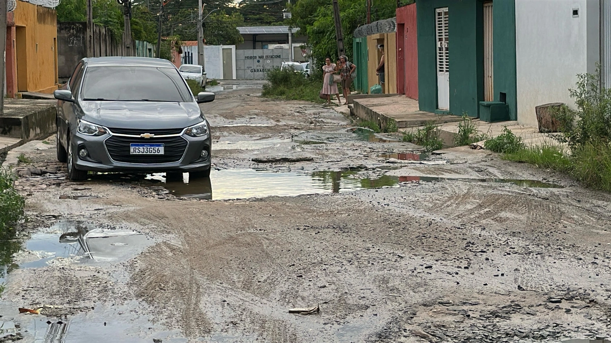Obra inacabada da Águas de Teresina revolta moradores no bairro Vermelha