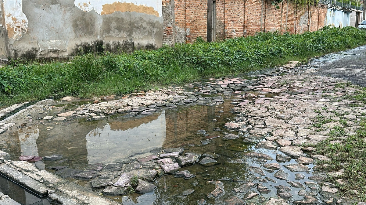 Obra inacabada da Águas de Teresina revolta moradores no bairro Vermelha