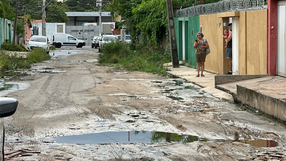 Obra inacabada da Águas de Teresina revolta moradores no bairro Vermelha