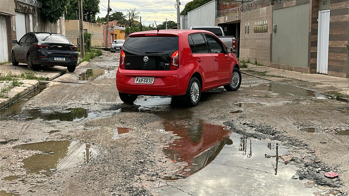 Obra inacabada da Águas de Teresina revolta moradores no bairro Vermelha
