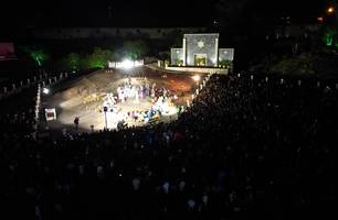 Paixão de Cristo de Floriano atrai caravanas de diferentes cidades e estados (Foto: Reprodução) Paixão de Cristo de Floriano atrai caravanas de diferentes cidades e estados (Foto: Reprodução)