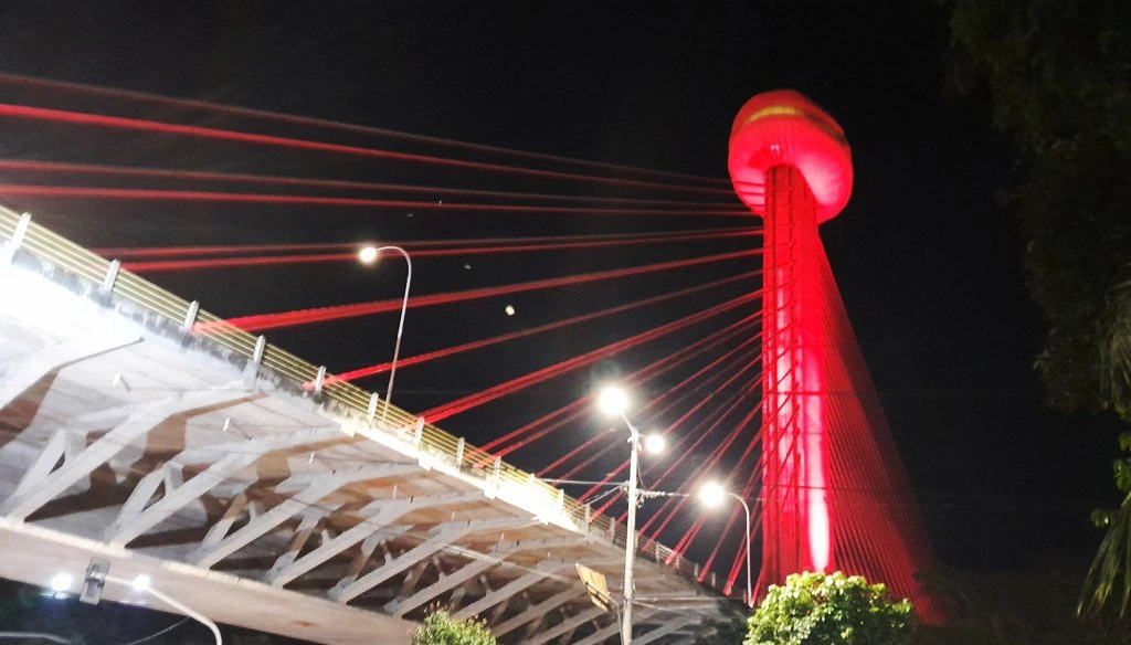 Ponte Estaiada ganha iluminação vermelha em alerta contra a tuberculose
