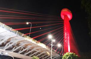 Ponte Estaiada ganha iluminação vermelha em alerta contra a tuberculose (Foto: Reprodução)