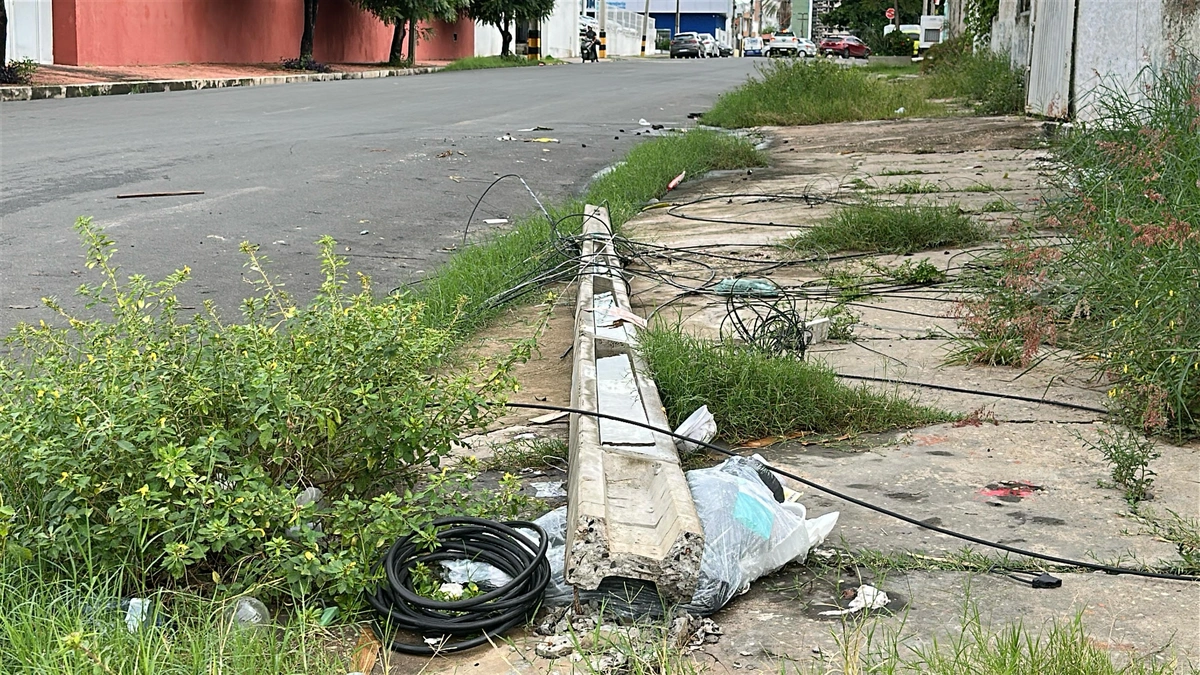 Poste caído há 20 dias preocupa moradores na zona Leste de Teresina