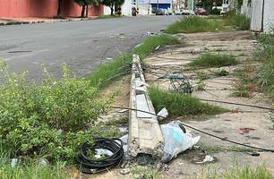 Poste caído há 20 dias preocupa moradores na zona Leste de Teresina (Foto: James Rodrigues/Conecta Piauí) Poste caído há 20 dias preocupa moradores na zona Leste de Teresina (Foto: James Rodrigues/Conecta Piauí)