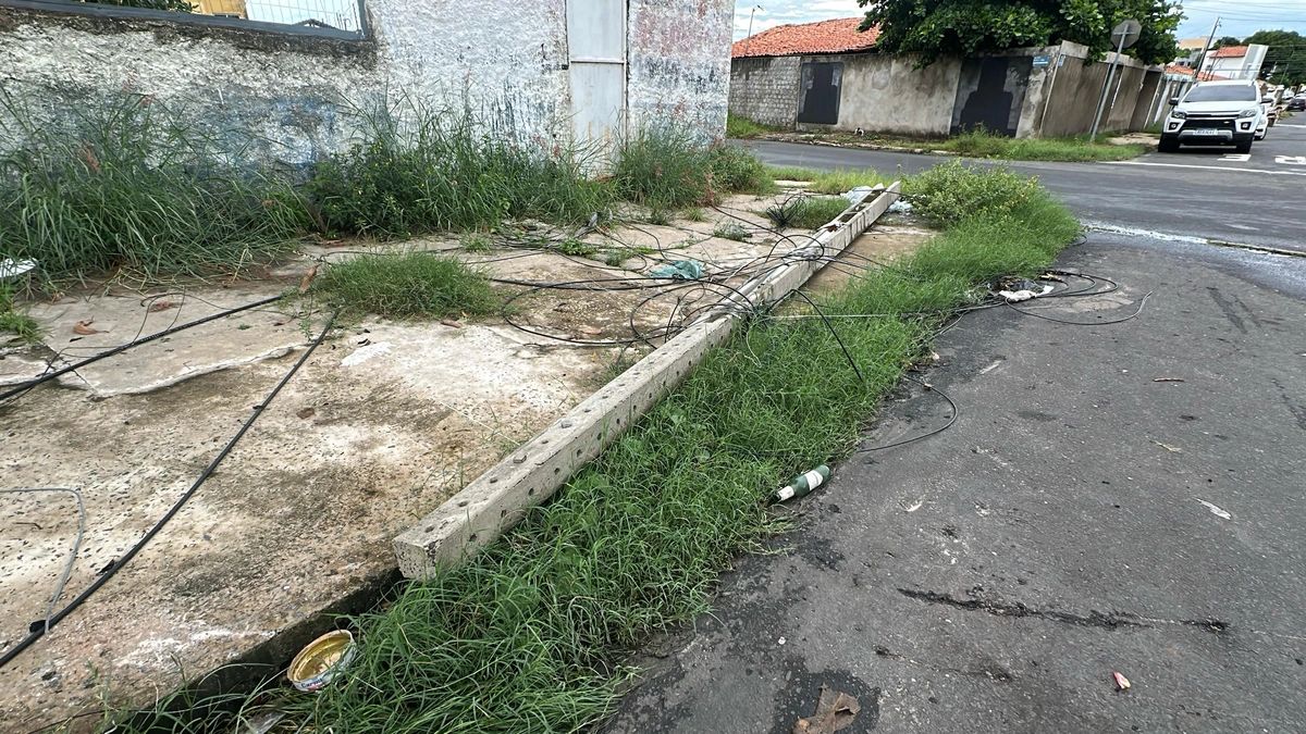 Poste caído há 20 dias preocupa moradores na zona Leste de Teresina