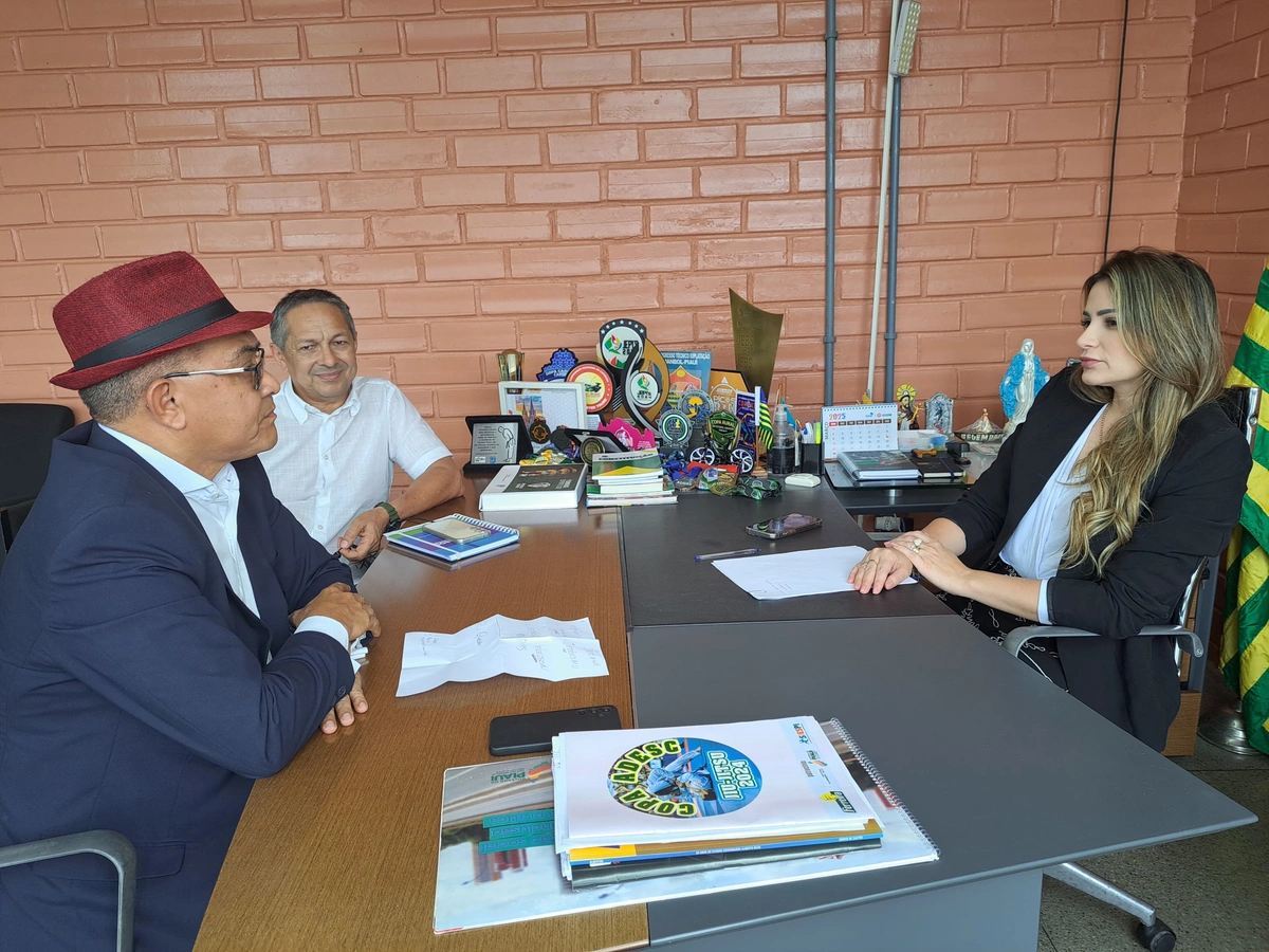 Prefeito Abdoral Melo solicita conclusão das obras do estádio de São João do Arraial