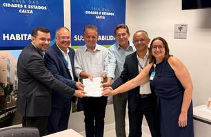 Prefeito de Campo Maior assina contrato para construção de Conjuntos Habitacionais (Foto: Reprodução) Prefeito de Campo Maior assina contrato para construção de Conjuntos Habitacionais (Foto: Reprodução)