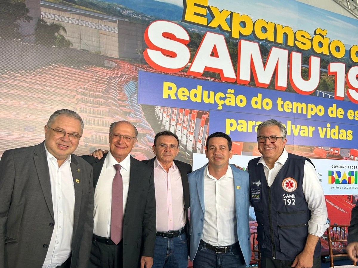 Prefeito Magnum Cardoso recebe ambulância do SAMU em Brasília