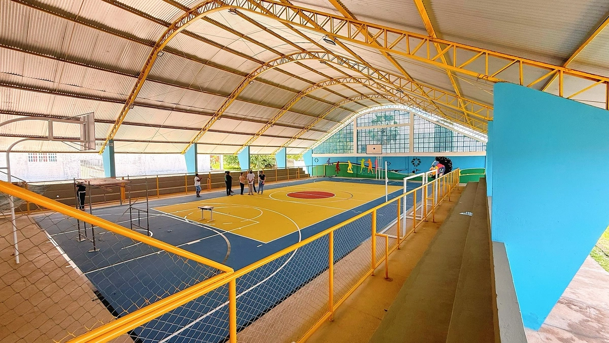 Prefeitura de Campo Maior conclui reforma de quadra poliesportiva de escola