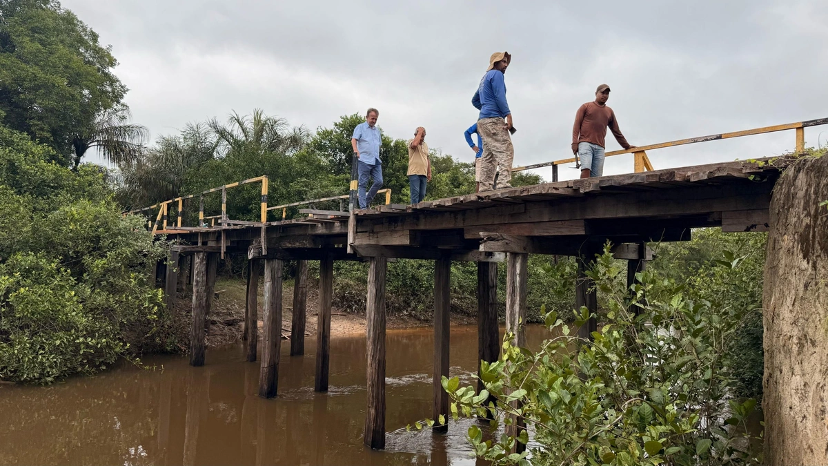 Prefeitura de Campo Maior recupera ponte sobre o Rio Surubim na comunidade Formiga