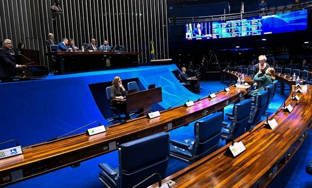 Senado aprova tornozeleira eletrônica para agressor de mulher