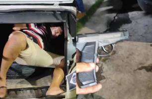 Suspeito com passagens é preso com simulacro e munições na zona Sul de Teresina (Foto: Conecta Piauí) Suspeito com passagens é preso com simulacro e munições na zona Sul de Teresina (Foto: Conecta Piauí)
