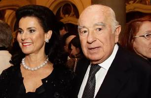 Vicky Sarfati Safra ao lado do marido, que faleceu em 2020. Avessa a fotografias, o registro acima foi feito em 2014. (Foto: Reprodução) Vicky Sarfati Safra ao lado do marido, que faleceu em 2020. Avessa a fotografias, o registro acima foi feito em 2014. (Foto: Reprodução)