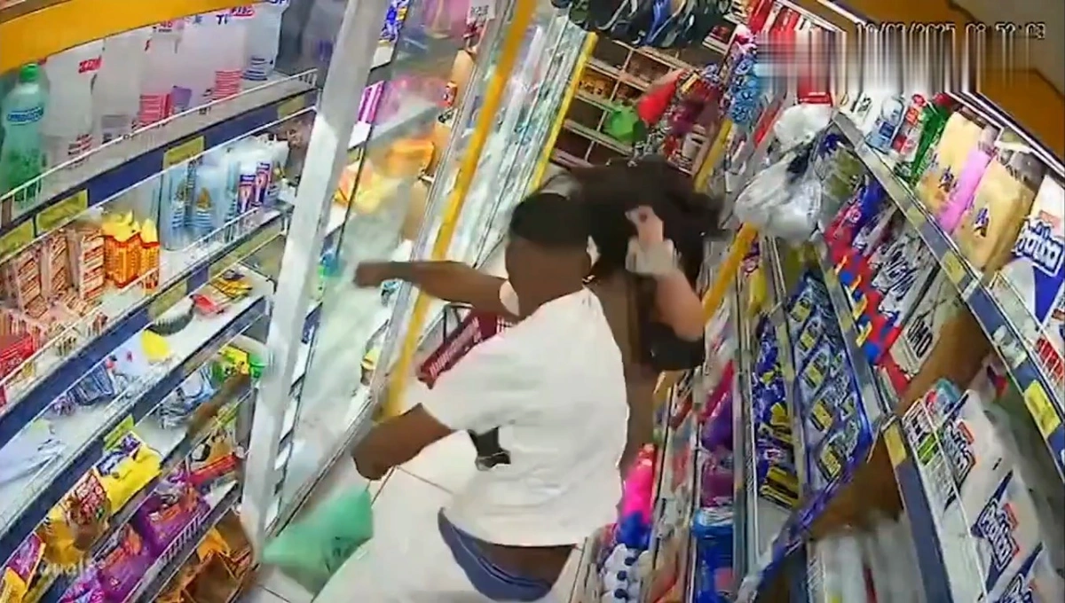 Vídeo flagra homem agredindo esposa após discussão dentro de mercado em São Paulo