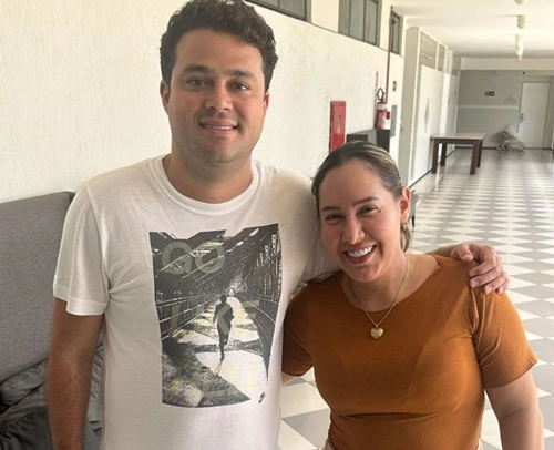 Acima Leadro Bello com Adryelly Tacoani e abaixo com o empresário Ronildo Neto e o vice-governador Felipe Camarão