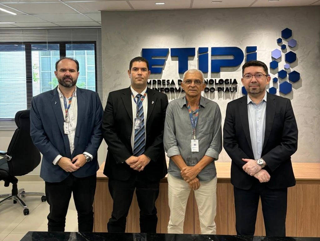 Agamenon Franco busca soluções para levar internet às escolas da zona rural