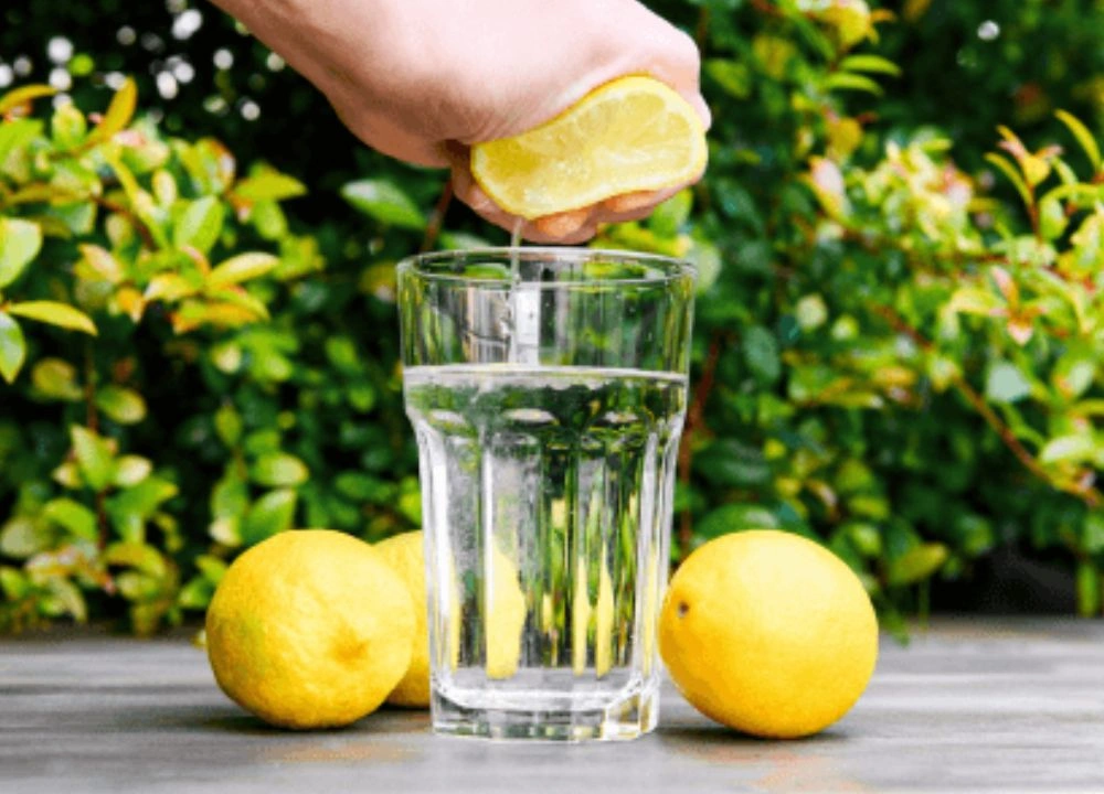 Água com limão seca a barriga? Descubra o que ela realmente faz no seu corpo