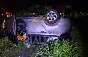 Bandidos em fuga tombam carro com vítima no porta-malas após arrastão em Teresina (Foto: Reprodução) Bandidos em fuga tombam carro com vítima no porta-malas após arrastão em Teresina (Foto: Reprodução)