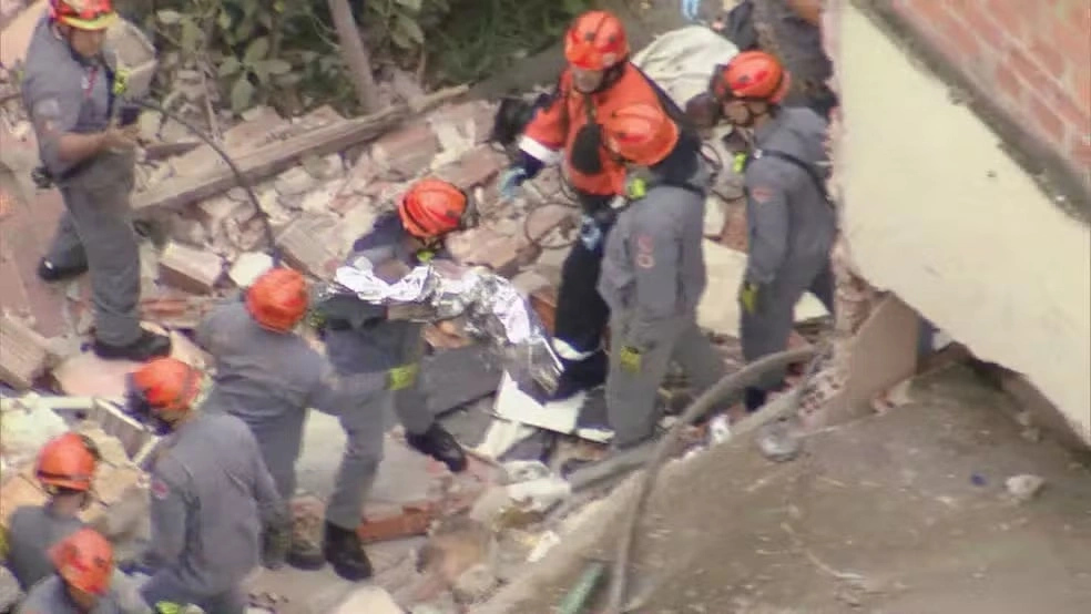 Bebê morre após desabamento de casa na Zona Norte de SP; suspeita é de explosão de gás