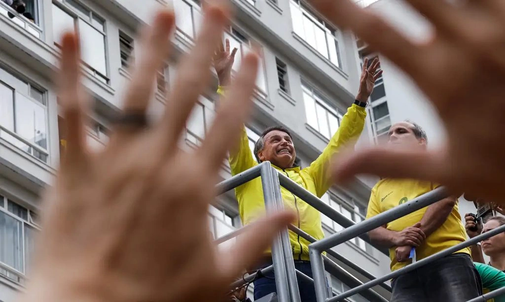 Bolsonaro nega tentativa de golpe e diz esperar por "ajuda externa"