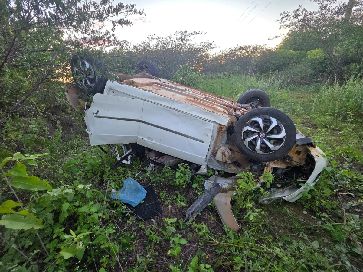 Buraco na pista e inexperiência do condutor podem ter causado a morte de 3 jovens