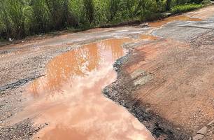 Buracos e lamaçais transformam vias de Teresina em armadilhas para motoristas (Foto: Conecta Piauí)