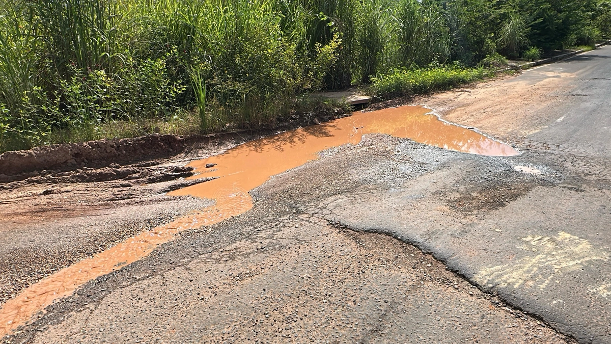 Buracos e lamaçais transformam vias de Teresina em armadilhas para motoristas