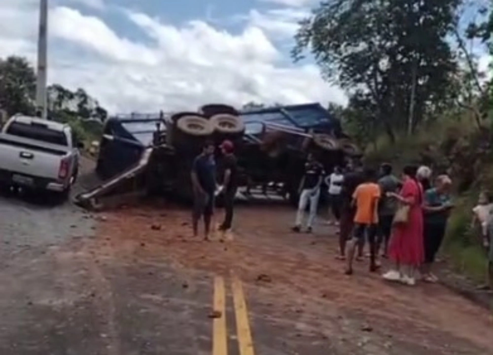 Caçamba carregada de brita se desprende de carreta e tomba entre Batalha e Barras