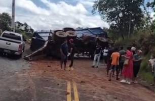Caçamba carregada de brita se desprende de carreta e tomba entre Batalha e Barras (Foto: Reprodução)