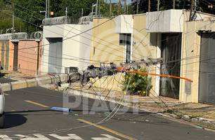 Caminhão de supermercado derruba cinco postes em rua na zona Leste de Teresina (Foto: Conecta Piauí) Caminhão de supermercado derruba cinco postes em rua na zona Leste de Teresina (Foto: Conecta Piauí)