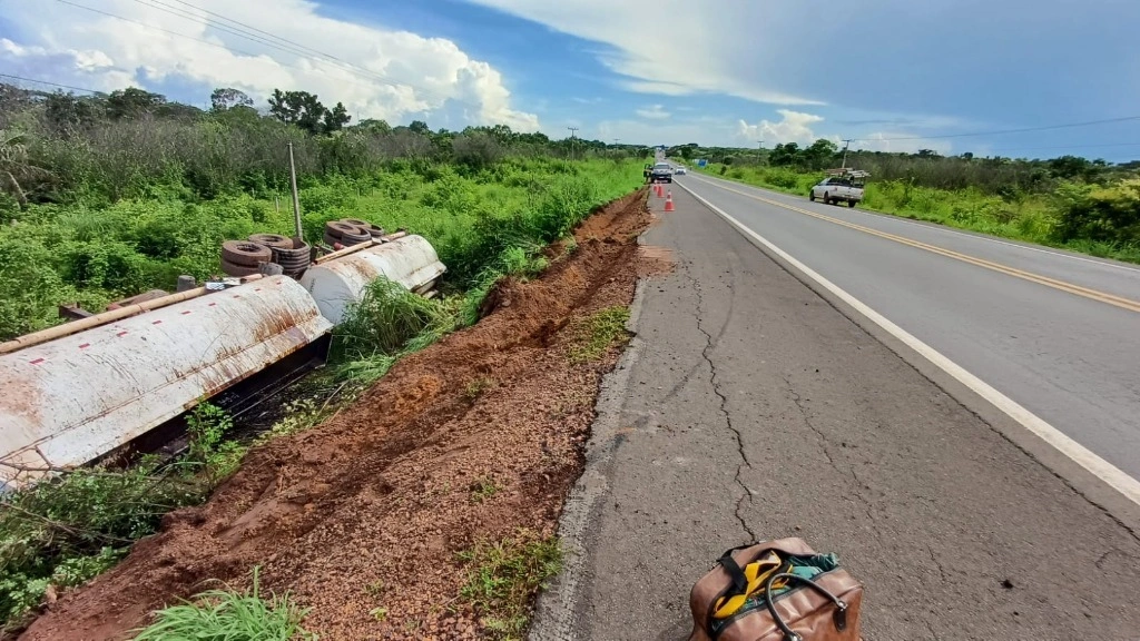 Caminhão que transportava óleo diesel sai da pista e tomba na BR-343, em Piripiri