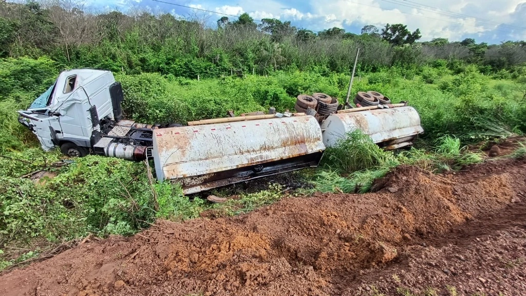 Caminhão que transportava óleo diesel sai da pista e tomba na BR-343, em Piripiri