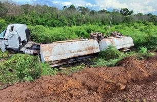 Caminhão que transportava óleo diesel sai da pista e tomba na BR-343, em Piripiri (Foto: Divulgação/PRF)