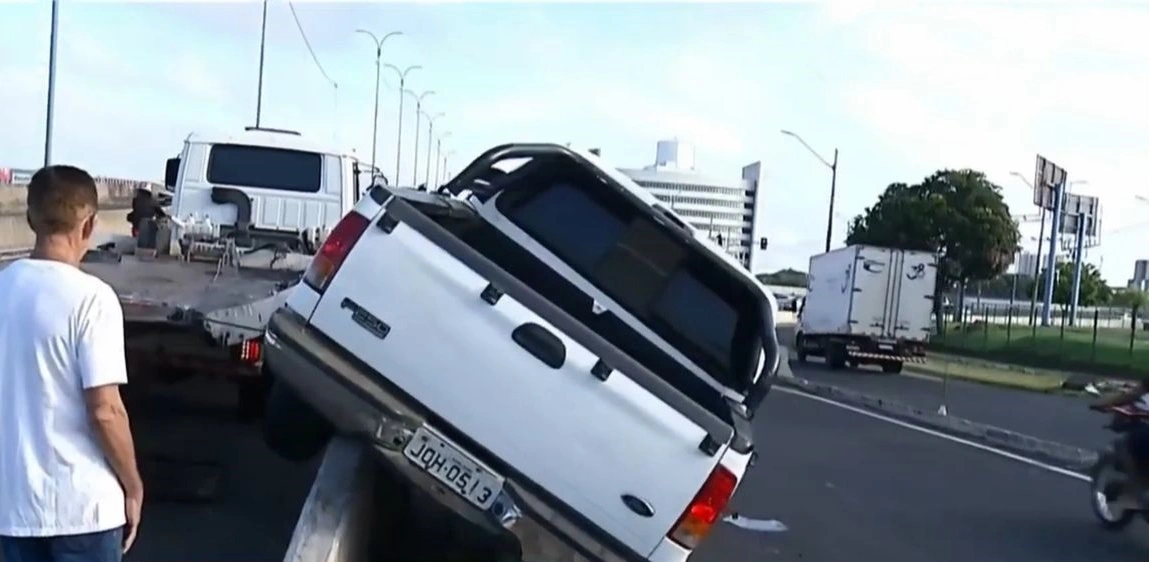 Caminhonete tomba no viaduto da avenida Miguel Rosa e causa grande congestionamento