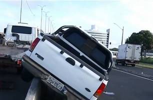 Caminhonete tomba no viaduto da avenida Miguel Rosa e causa grande congestionamento (Foto: Reprodução)