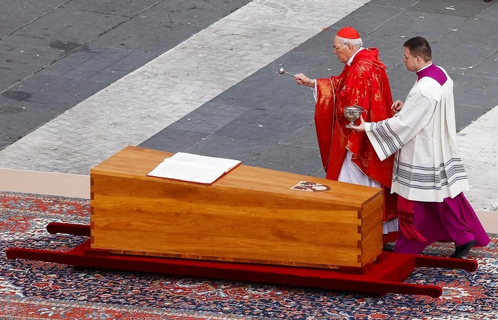Cardeal Giovani Battista benze o caixão de Bento XVI durante o funeral do papa emérito, em 5 de janeiro de 2023